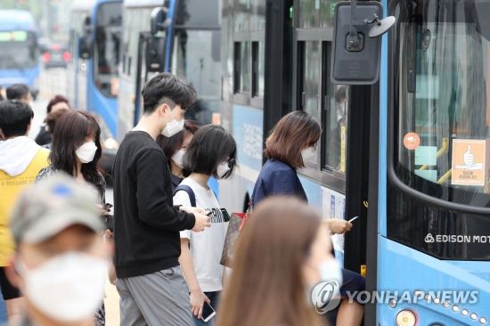 서울 서초구 고속터미널역 인근 버스정류장에서 마스크를 착용한 시민들이 버스를 이용하고 있다/사진=연합뉴스