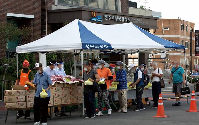 '안나의 집' 구성원들이 취약계층에게 도시락을 전달하고 있다. ⓒ시사저널 임준선 
