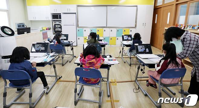 지난 4월29일 서울 강서구 소재 한 초등학교에서 학생들이 돌봄교실에서 원격수업으로 공부하고 있다./뉴스1 © News1