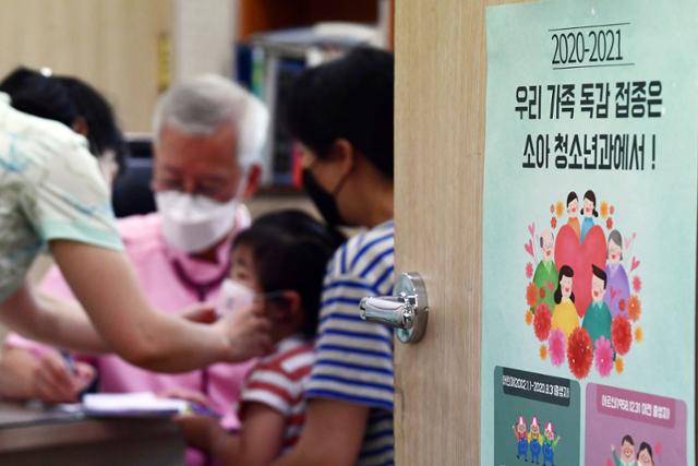 인플루엔자(독감) 국가예방접종 시행 첫 날인 8일 오전 서울 송파구의 한 소아병원에서 의사가 독감 접종을 하고 있다.왕태석 선임기자