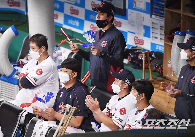 동료들 응원하고 있는 롯데 선수들.