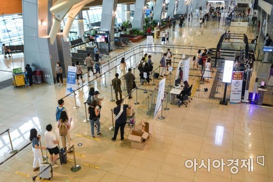 14일 서울 김포공항 국내선이 황금연휴를 이용해 여행을 떠나는 이용객들로 붐비고 있다./강진형 기자aymsdream@