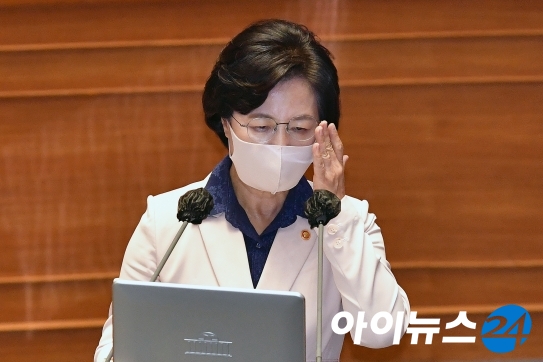 추미애 법무부 장관이 14일 서울 여의도 국회 본회의장에서 열린 정치분야 대정부질문에 출석해 안경을 만지고 있다.