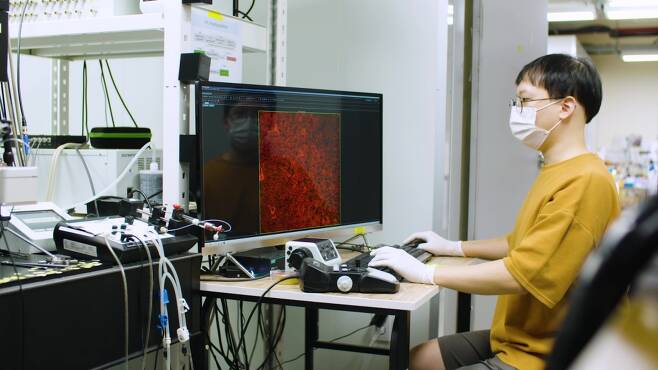 서울대학교 박혜윤 교수 연구팀의 연구원이 살아있는 뇌 안에서의 기억흔적 영상화 연구를 하고 있다. /사진제공=삼성전자