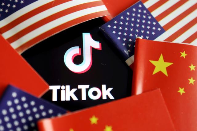 중국 동영상 공유 앱 '틱톡' 로고를 둘러싼 중국 오성홍기와 미국 성조기. 로이터 연합뉴스