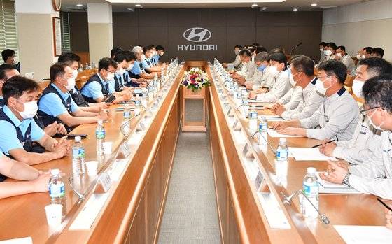 마주 앉은 현대자동차 노사 교섭 대표. 현대자동차 제공=연합뉴스