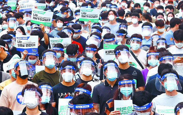 의대 정원 확대에 반발하는 전공의와 의대생들이 지난달 서울 여의도에서 집회를 열었다. 전국 전공의 1만6000명 중 70%가 이날 오전 7시부터 24시간 동안 업무를 중단하는 단체행동에 참여했다. 국민일보DB