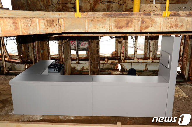 지난해 5월 전남 목포 신항만에 정박해 있는 세월호 내부 3층 로비에 DVR이 놓여있던 안내데스크를 복원한 모습 2019.5.1/뉴스1 © News1 황희규 기자