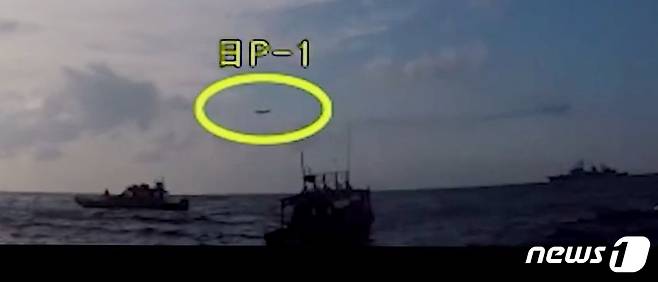 지난 2018년 12월20일 일본 해상자위대 P-1 초계기가 동해상에서 한국 해군 구축함 광개토대왕함을 향해 저공 위협비행했을 당시를 촬영한 영상. 노란선 안이 일본 자위대 초계기다. (한국 국방부 영상 캡쳐) 2019.1.5/뉴스1