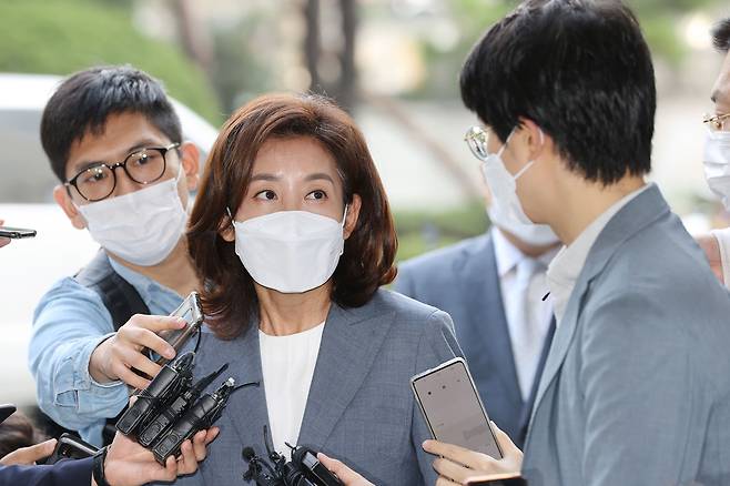 20대 국회 패스트트랙(신속처리안건) 충돌 사태로 재판에 넘겨진 나경원 전 자유한국당 원내대표가 21일 오전 서울 양천구 남부지법에서 열린 첫 공판에 출석하기 앞서 취재진의 질문에 답하고 있다./연합뉴스