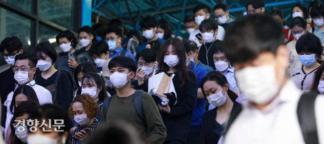 서울 신도림역에서 7일 오전 출근하는 시민들이 모두 다 마스크를 쓰고 있다. 우철훈 선임기자