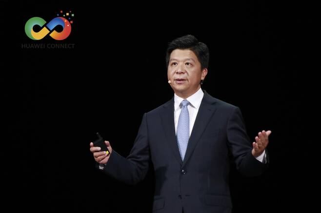 궈 핑 화웨이 순환 회장이 23일 중국 상하이에서 열린 연례 컨퍼런스 '화웨이 커넥트2020'에서  5대 기술 영역간 시너지와 파트너와의 협력 강조했다. /사진=화웨이