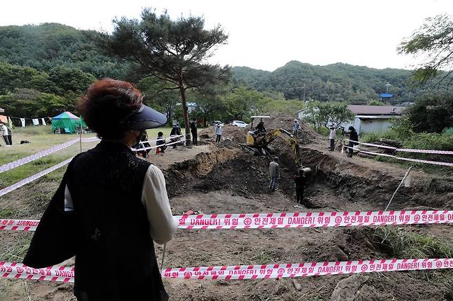 한 희생자 유가족이 유해발굴에 앞서 학살터 땅 파기를 바라보고 있다. 대전/김봉규 선임기자