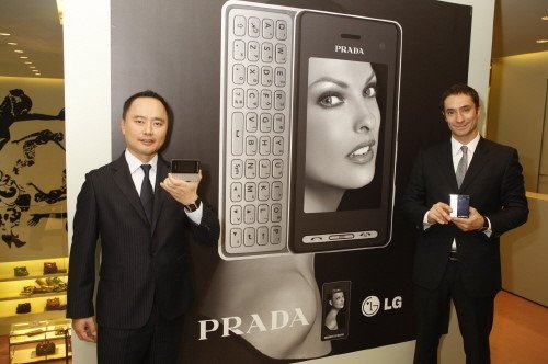 마창민(사진 왼쪽) LG전자 전무가 2008년 마테오 세사 비탈리 프라다 브랜드관리팀장과 '프라다폰' 신제품을 보이고 있다. [사진 LG전자]