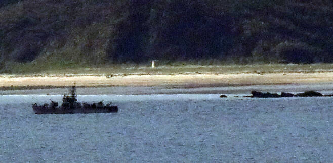 21일 실종 뒤 22일 실종 공무원이 관측, 피격된 황해남도 옹진군 등산곶 해안 인근에 보이는 북한 경비정의 모습./사진=뉴시스