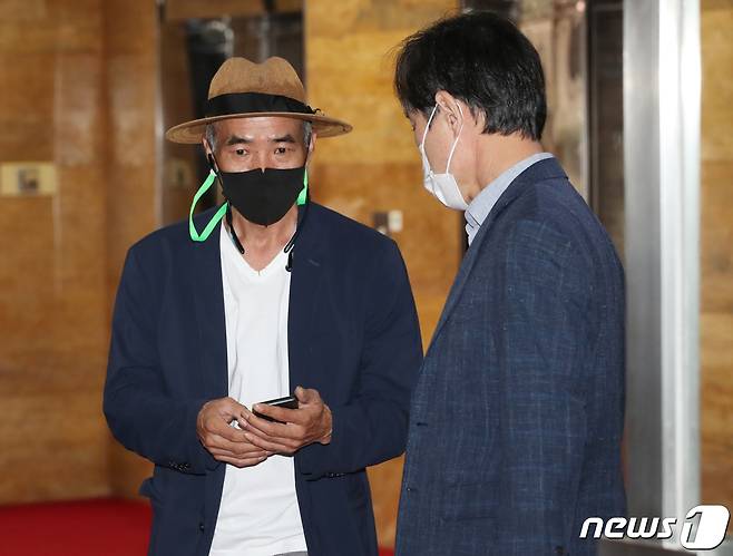 북한 피격 사망 공무원의 형 이래진 씨가 26일 오전 서울 여의도 국회 국민의힘 비상대책위원장실로 들어가기에 앞서 하태경 의원과 대화하고 있다. 이날 이래진씨는 김종인 국민의힘 비상대책위원장과 북한에서 피살된 공무원 동생에 관해 면담을 했다. 2020.9.26/뉴스1 © News1 송원영 기자