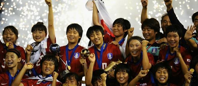 2010 U-17 여자월드컵 우승 당시 멤버들. 가장 왼쪽의 장슬기와 득점왕의 여민지. ⓒFIFA
