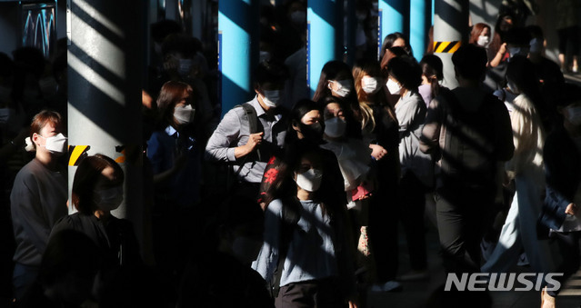 [서울=뉴시스] 박주성 기자 =  서울 구로구 신도림역에서 시민들이 마스크를 쓰고 출근을 하고 있다. 2020.09.14. park7691@newsis.com