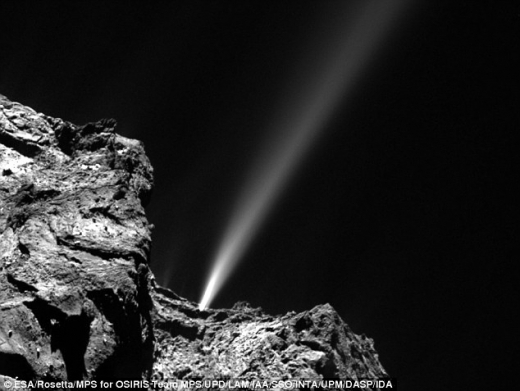 로제타호가 임무를 완수하고 최후를 맞이하기 2년 전인 2014년, 혜성 67P에서 가장 큰 돌출부 중 하나(왼쪽)를 촬영한 사진