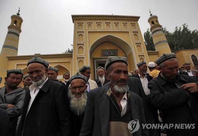 이슬람 사원 앞에 모인 중국 위구르족[EPA=연합뉴스 자료사진]