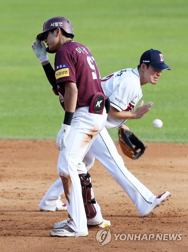 이정후 2루타 (서울=연합뉴스) 한상균 기자 = 27일 잠실야구장 프로야구 키움-두산. 8회초 1사 2루 때 키움 이정후가 1타점 2루타를 친 후 더그아웃을 보고 있다. 2020.9.27 xyz@yna.co.kr