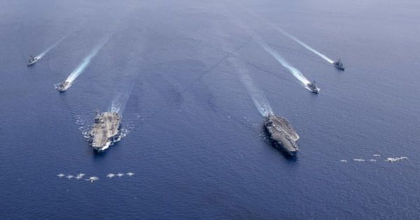 지난 6월 남중국해에서 공동 작전을 벌이고 있는 미 해군 소속 니미츠 항공모함과 로널드 레이건 항공모함 /EPA 연합뉴스