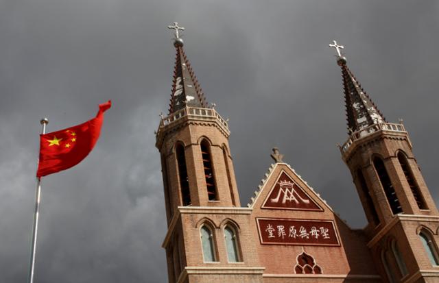 중국 허베이성의 한 성당 앞에 오성홍기가 펄럭이고 있다. 황투강=로이터 연합뉴스