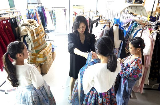 김단하 단하주단 대표가 서울새활용플라자 단하주단서 각 모델에게 어울리는 옷을 선별하고 있다.