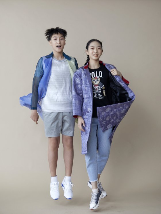 김동률(왼쪽) 학생기자와 김단아 학생모델이 도포·두루마기를 연상하게 하는 재킷을 입고 뛰어 보였다. 동률 학생기자가 입은 재킷은 여름에 가볍게 입기 좋고, 단아 학생모델이 입은 재킷은 이미 우리를 찾아온 가을에 걸치면 멋스럽다.