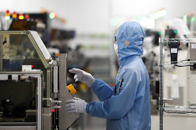 중국 베이징에 위치한 한 반도체업체 생산라인에서 근로자가 일하고 있다. / 사진=로이터