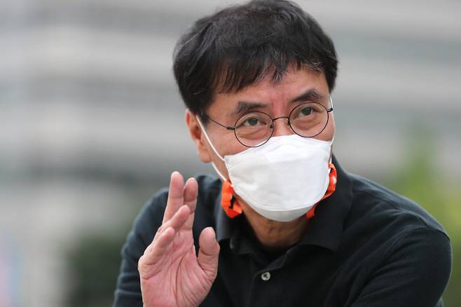 강기훈씨는 ‘유서대필 조작사건’과 관련한 민사소송에서 2심 법원이 국가 책임만을 인정하고 당시 수사검사들과 필적감정인 등 개인의 손해배상 책임은 인정하지 않은 데 대해 분노했다. 2년 넘게 대법원의 확정 판결을 기다리고 있는 그는 “조작사건을 꾸민 당사자들이 그에 응당한 벌을 받아야 향후라도 수사 일선 공무원들이 그런 나쁜 일을 꾸미지 못할 거 아니냐”고 반문했다. 권호욱 선임기자 biggun@kyunghyang.com