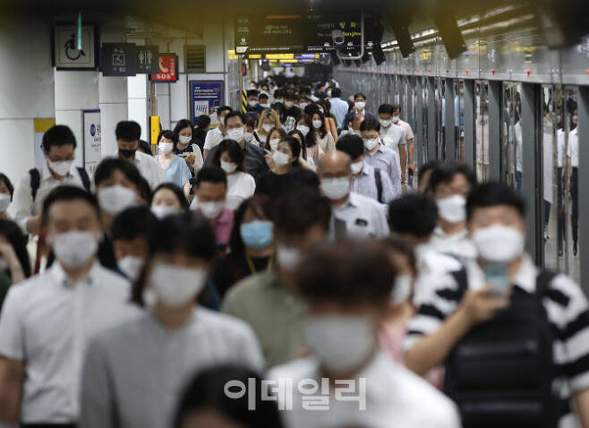 서울 종로구 광화문역에서 출근길 시민들이 마스크를 착용하고 지하철을 이용하고 있다.(사진=연합뉴스)