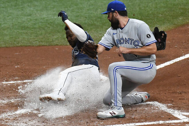 Sep 29, 2020; St. Petersburg, Florida, USA; Tampa Bay Rays outfielder Randy Arozarena (56) slides into home plate as Toronto Blue Jays pitcher Robby Ray (38) attempts to catch the ball in the fourth inning at Tropicana Field. Mandatory Credit: Jonathan Dyer-USA TODAY Sports







<저작권자(c) 연합뉴스, 무단 전재-재배포 금지>