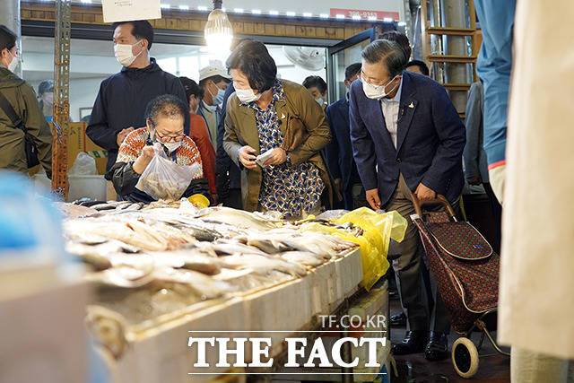 문재인 대통령(오른쪽)과 김정숙 여사가 추석 명절을 앞둔 29일 서울 서대문구의 한 전통시장을 찾아 장을 보고 있다. / 청와대 제공