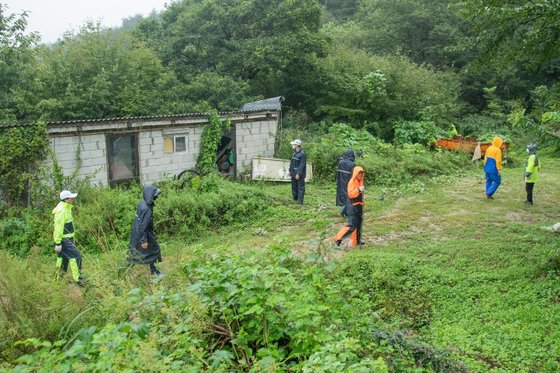 지난 10일 강원 고성군에서 버섯을 채취하러 나갔다가 실종된 90대 할머니를 찾기 위해 경찰과 소방당국이 수색작업을 하고 있는 모습.[사진 고성군]