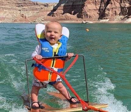 리치 험프리스(생후 6개월 4일)가 이달 초 미국 유타 주(州)의 파월 호(Lake Powell)에서 수상스키를 타고 있다. 인스타그램 캡쳐