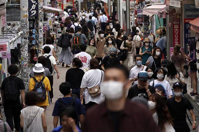 일본 수도 도쿄도가 신종 코로나바이러스 감염증(코로나19) 제2파의 진원지가 되고 있는 가운데 3일 시내 쇼핑가에 마스크를 착용한 인파가 몰려 인산인해를 이루고 있다. 2020.07.05./사진=[도쿄=AP/뉴시스]