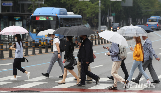 [서울=뉴시스] 조수정 기자 = 가을비가 내린 지난 16일 오전 서울 종로구 세종로 네거리에서 시민들이 우산을 쓰고 걸어가고 있다. 2020.09.16.  chocrystal@newsis.com