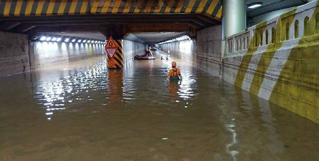 지난 7월 23일 폭우로 물에 잠긴 부산 동구 초량제1지하차도에서 구조대가 지하차도에 갇힌 시민들을 구조하고 있다. 이곳에서 시민 3명이 목숨을 잃었다.(사진=부산경찰청 제공)