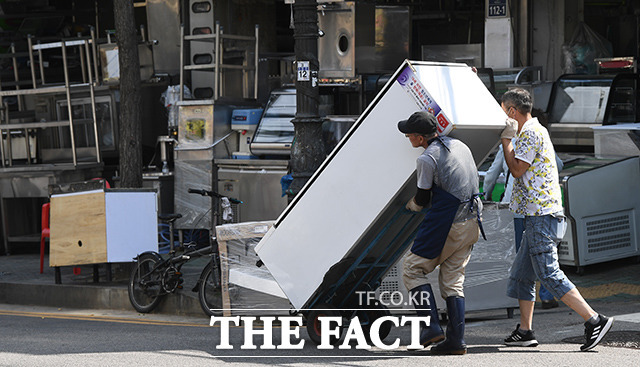 폐업하는 자영업자들이 늘어나자 서울 황학동 주방거리에는 중고 주방용품과 가구들이 계속해서 들어오고 있다.