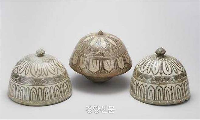 경북 성주 선석산에 세종의 왕자 18명과 맏손자인 단종(1441∼1457)의 태실(胎室·태를 항아리에 봉안한 뒤 만든 시설)을 조성했다. 사진 왼쪽부터 평원대군 안태용 분청사기, 화의군(영빈 강씨 소생) 안태용 분청사기 및 도기항아리, 영풍군(혜빈 양씨 소생)안태용 분청사기. |경북대박물관·국립대구박물관 소장