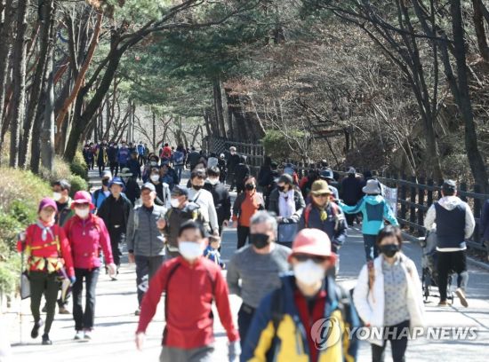 지난 3월 22일 마스크를 쓴 시민들이 서울 관악산을 오르고 있다.