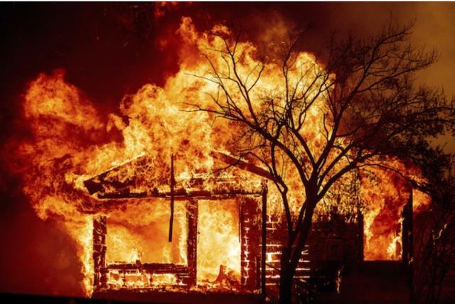 8월 미국 캘리포니아 주에 일어난 산불로 주택이 화염에 휩싸였다. 배커빌 AP=연합뉴스
