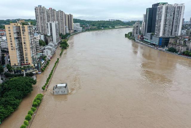 8월 중국 쓰촨성 네이장시의 하천인 퉈장이 폭우로 수위가 상승하면서 범람하고 있다. 네이장 AFP=연합뉴스