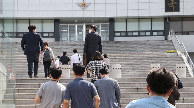 '추미애 아들' 의혹 수사 위해 국방부 압수수색하는 검찰 관계자들 (사진=연합뉴스)
