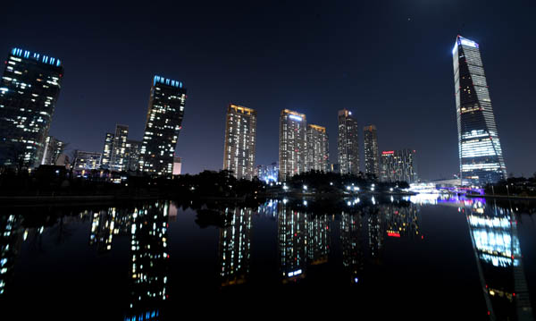 인천 송도 일대의 대형 건물들이 밤을 밝히고 있다. / 경향신문 자료사진