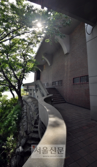 박물관과 성당을 연결하는 외부 회랑. 유연한 곡선과 엄격한 직선이 대비를 이룬다.박지환 기자 popocar@seoul.co.kr