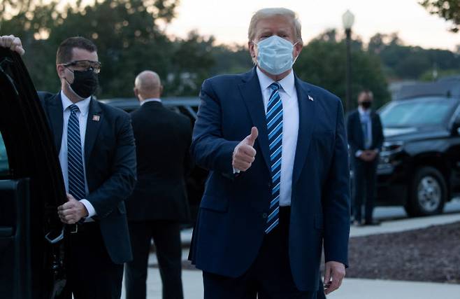코로나19 확진으로 입원 치료를 받던 트럼프 대통령이 5일(현지시간)퇴원해 지지자들에게 엄지를 들어 보이고 있다(사진=AFP)