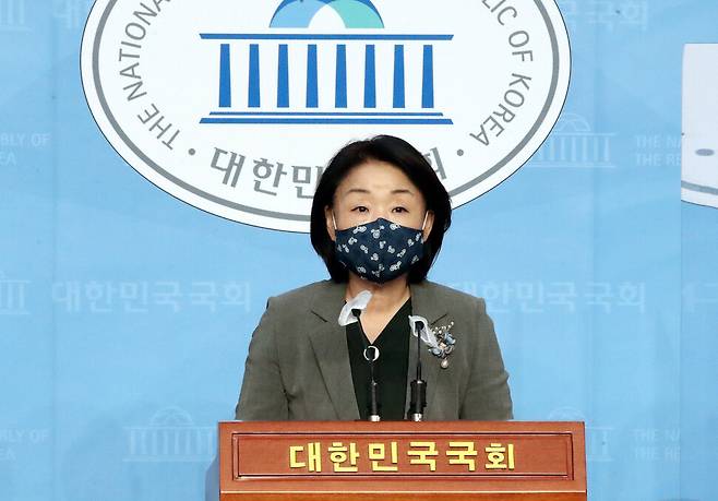 정의당 심상정 대표가 지난달 29일 서울 여의도 국회 소통관에서 대표발의한 '공직자의 이해충돌방지 및 윤리에 관한 법률'에 대해 발표하고 있다. 연합뉴스