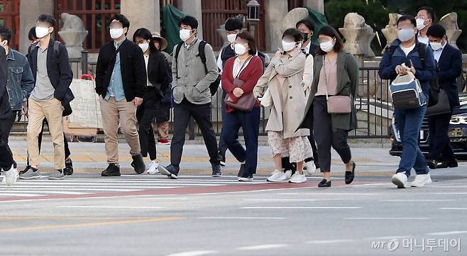 전국 대부분 지역에서 아침 기온이 10도 이하로 떨어져 쌀쌀한 날씨를 보이는 5일 오전 서울 종로구 광화문네거리 인근에서 시민들이 출근길 발걸음을 옮기고 있다./사진=김휘선 기자